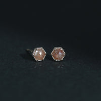 【1点物】K10 ナチュラルダイヤモンド ピンク ヘキサゴンカット ミル ピアス