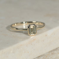 【1点物】K10 ナチュラルダイヤモンド エメラルドカット 覆輪 リング