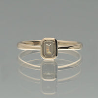 【1点物】K10 ナチュラルダイヤモンド エメラルドカット 覆輪 リング