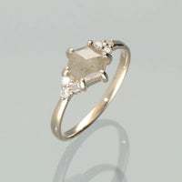 【1点物】K10 ナチュラルダイヤモンド ヘキサゴンカット サイドメレ リング