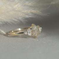 【1点物】K10 ナチュラルダイヤモンド ヘキサゴンカット サイドメレ リング