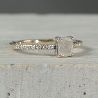 【1点物】K10 ナチュラルダイヤモンド エメラルドカット サイドメレ リング