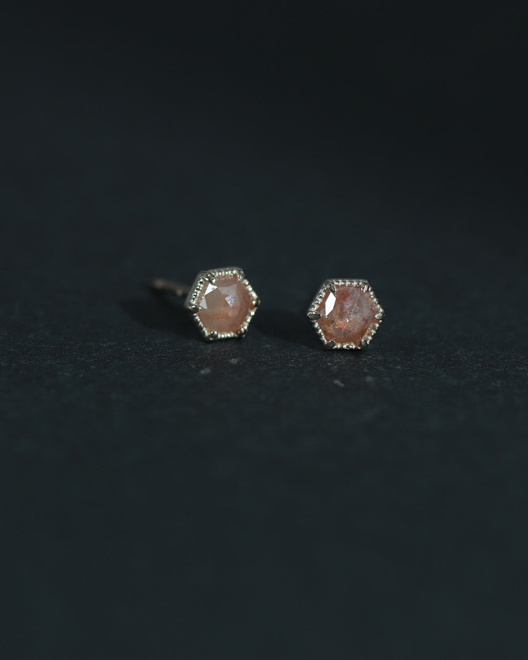 【1点物】K10 ナチュラルダイヤモンド ピンク ヘキサゴンカット ミル ピアス