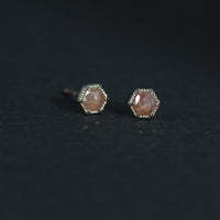 【1点物】K10 ナチュラルダイヤモンド ピンク ヘキサゴンカット ミル ピアス