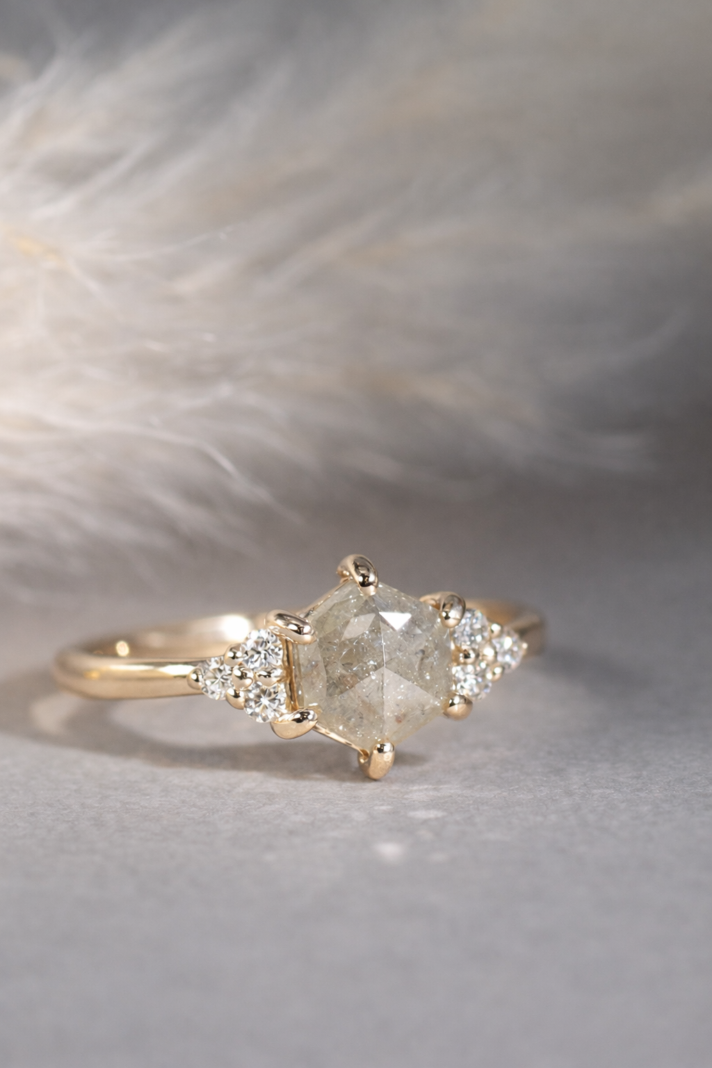 【1点物】K10 ナチュラルダイヤモンド ヘキサゴンカット サイドメレ リング