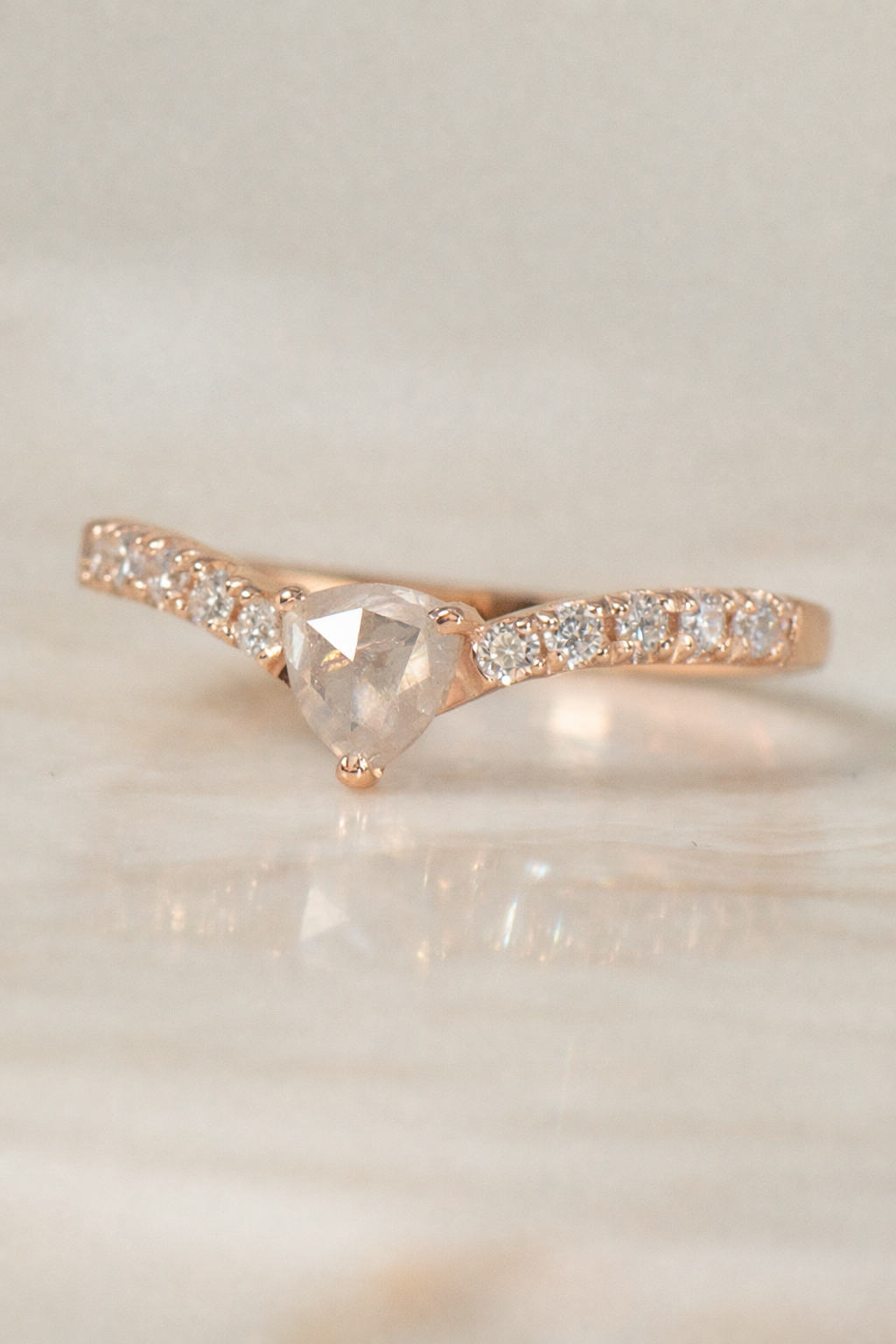 【1点物】K10 ナチュラルダイヤモンド トライアングルカット サイドメレ リング