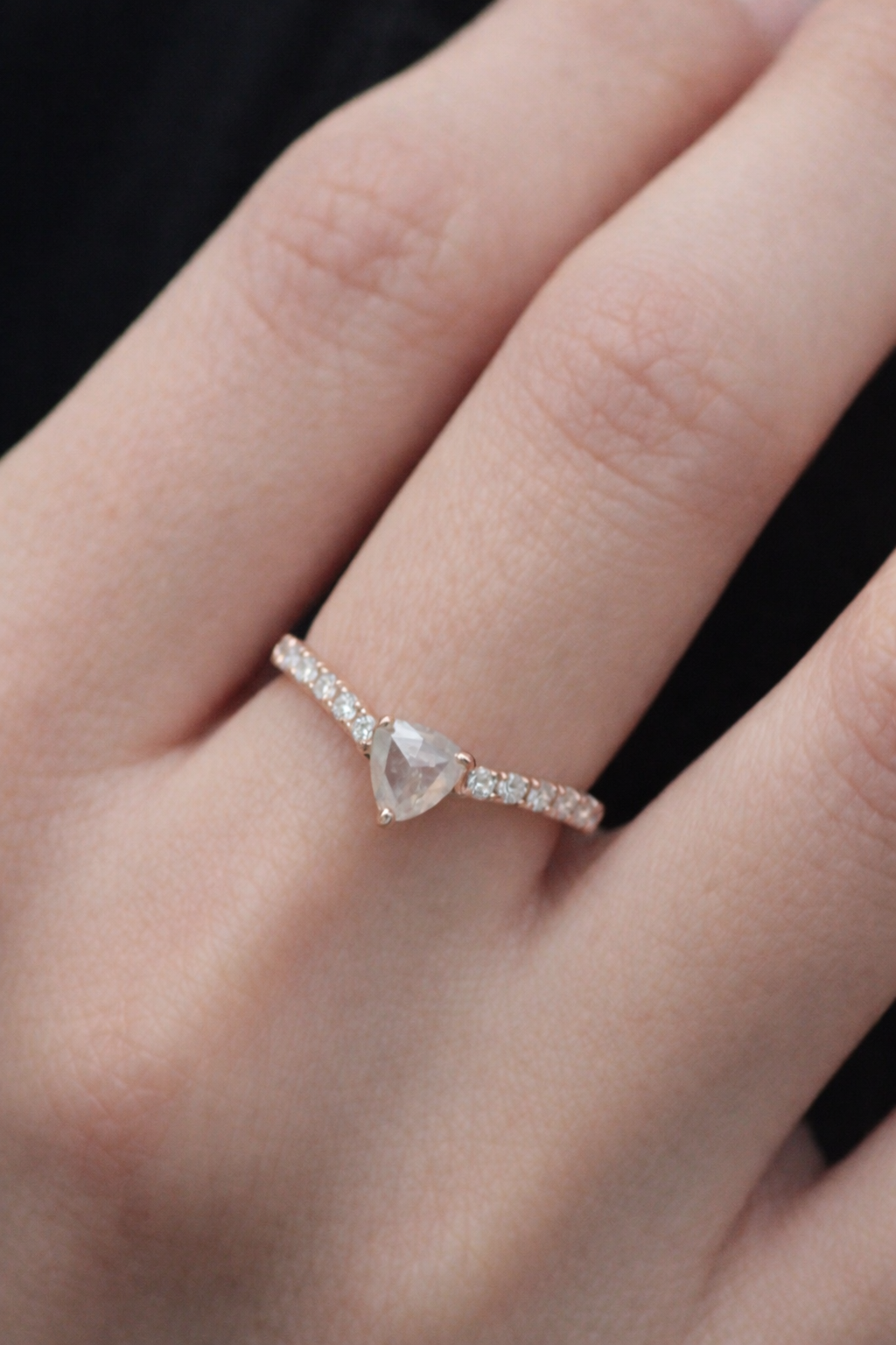 【1点物】K10 ナチュラルダイヤモンド トライアングルカット サイドメレ リング