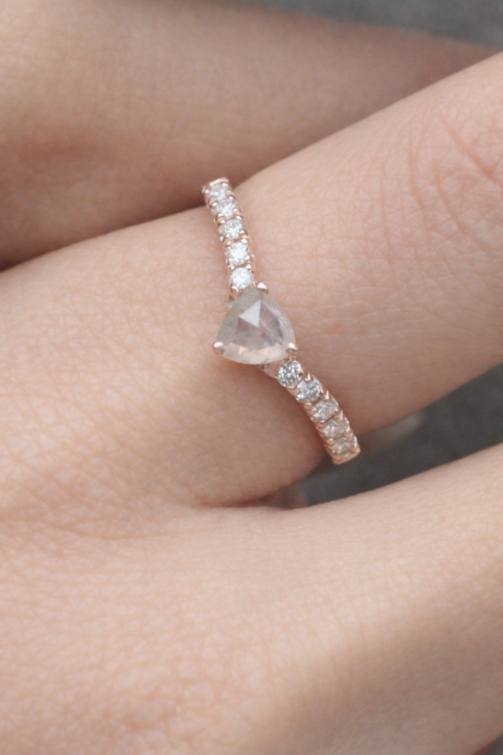 【1点物】K10 ナチュラルダイヤモンド トライアングルカット サイドメレ リング