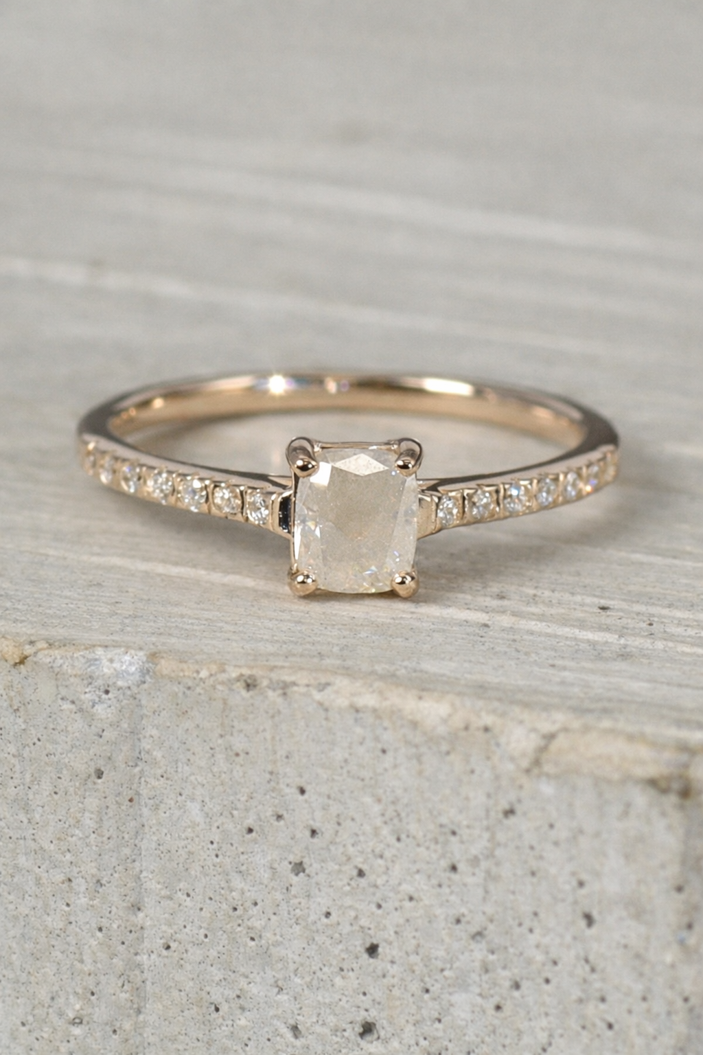 【1点物】K10 ナチュラルダイヤモンド エメラルドカット サイドメレ リング