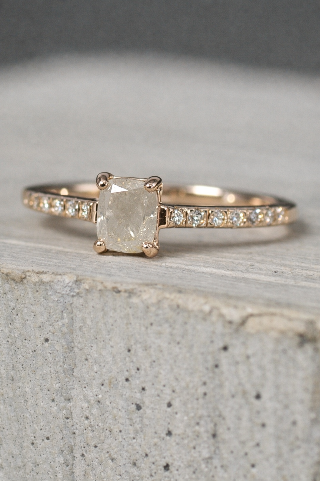 【1点物】K10 ナチュラルダイヤモンド エメラルドカット サイドメレ リング