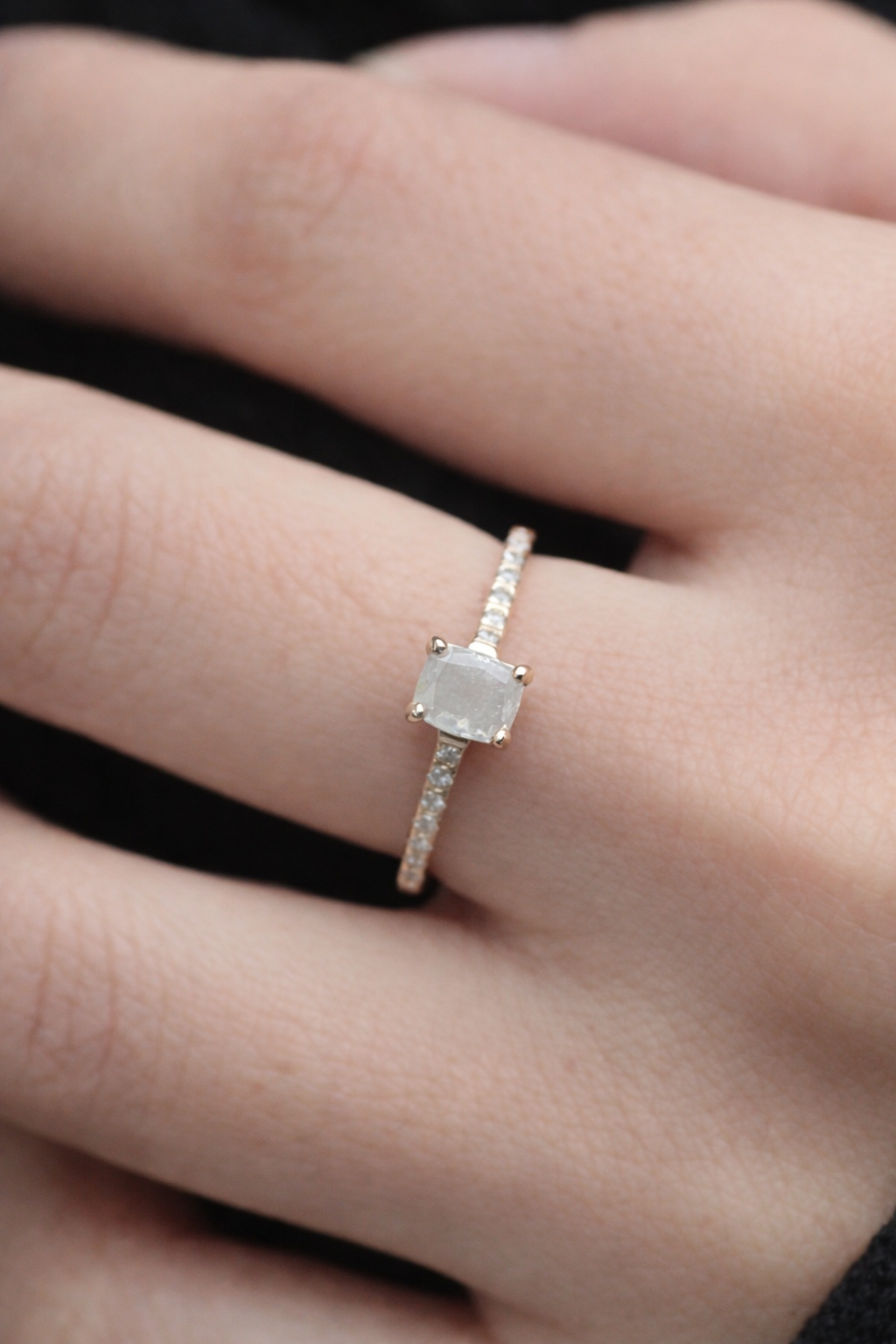 【1点物】K10 ナチュラルダイヤモンド エメラルドカット サイドメレ リング