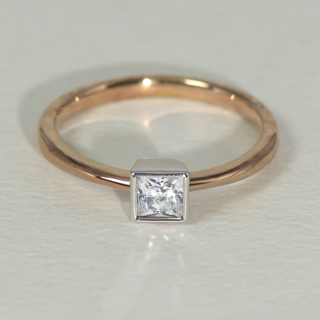 K18 ダイヤモンド0.3ct プリンセスカット 覆輪 リング