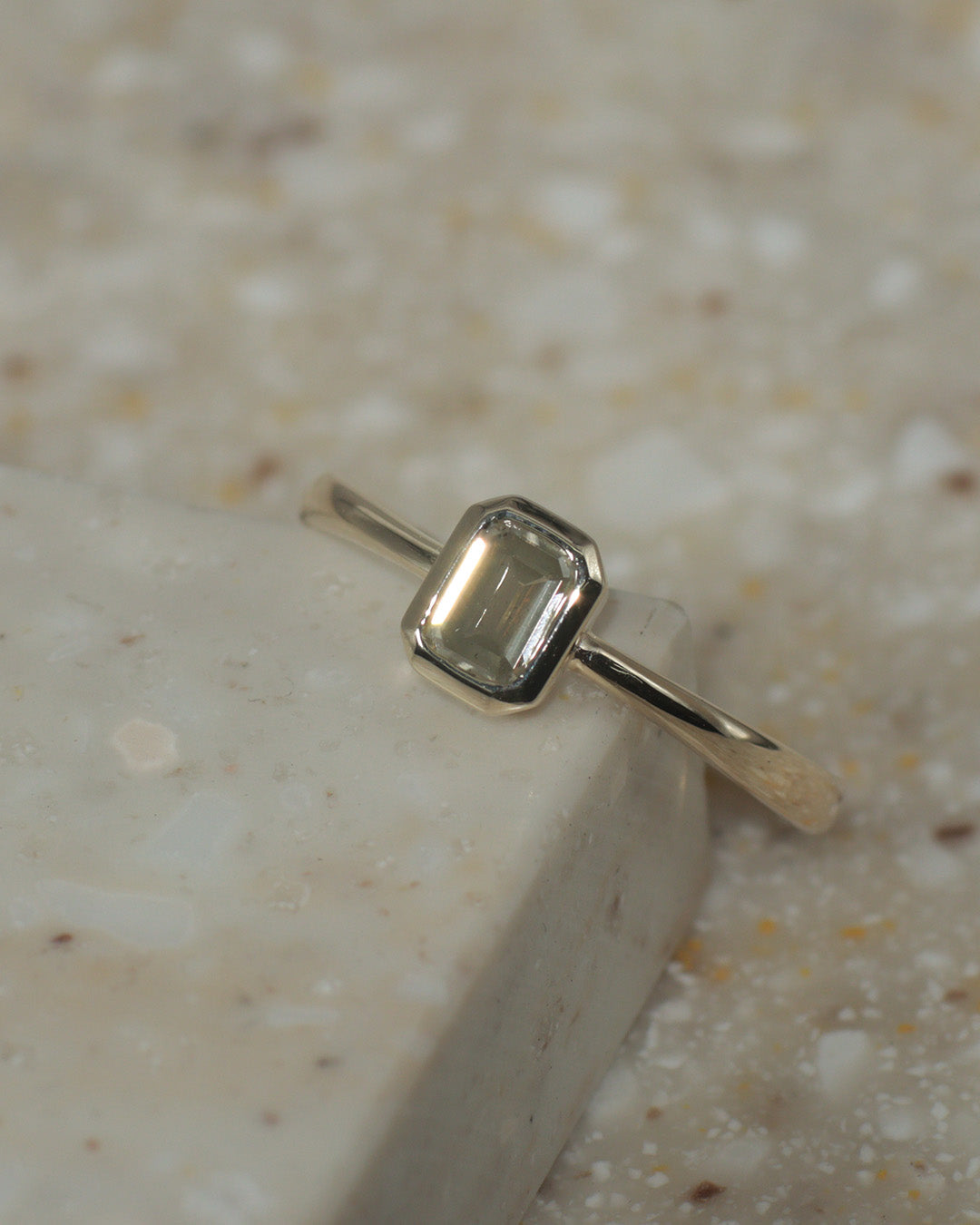 【1点物】K10 ナチュラルダイヤモンド エメラルドカット 覆輪 リング