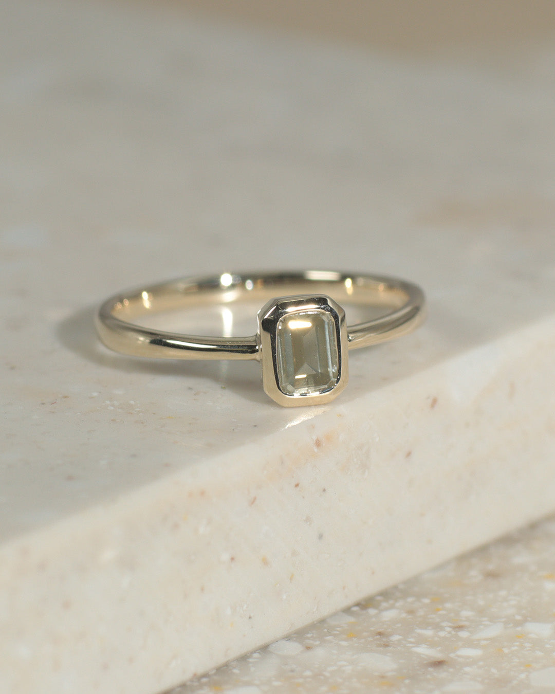 【1点物】K10 ナチュラルダイヤモンド エメラルドカット 覆輪 リング