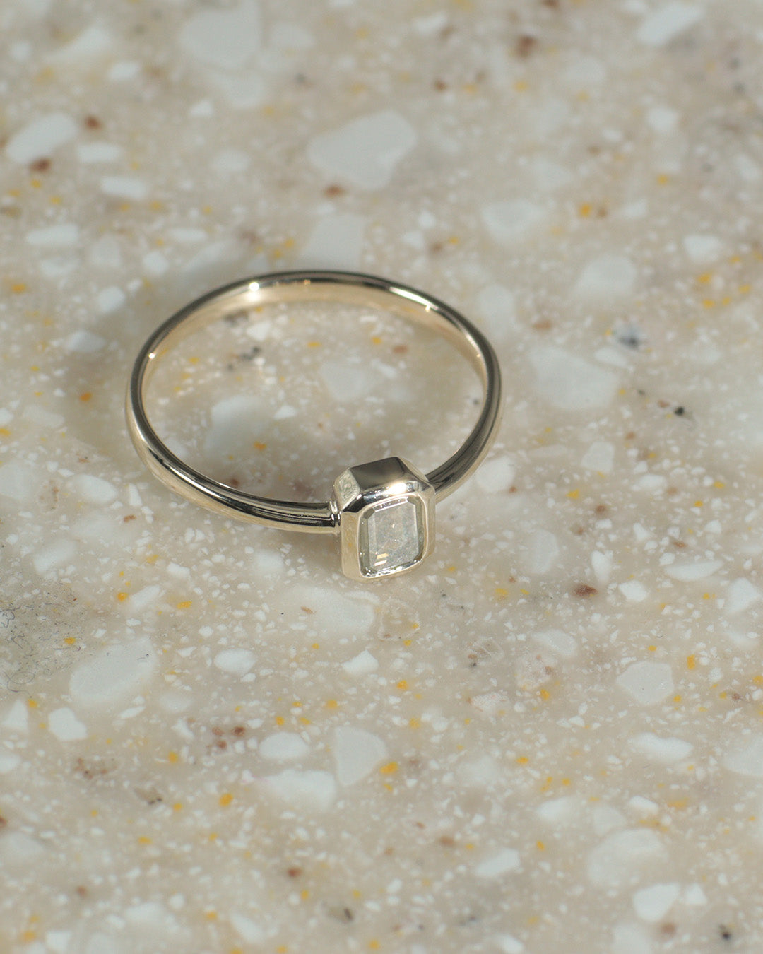 【1点物】K10 ナチュラルダイヤモンド エメラルドカット 覆輪 リング