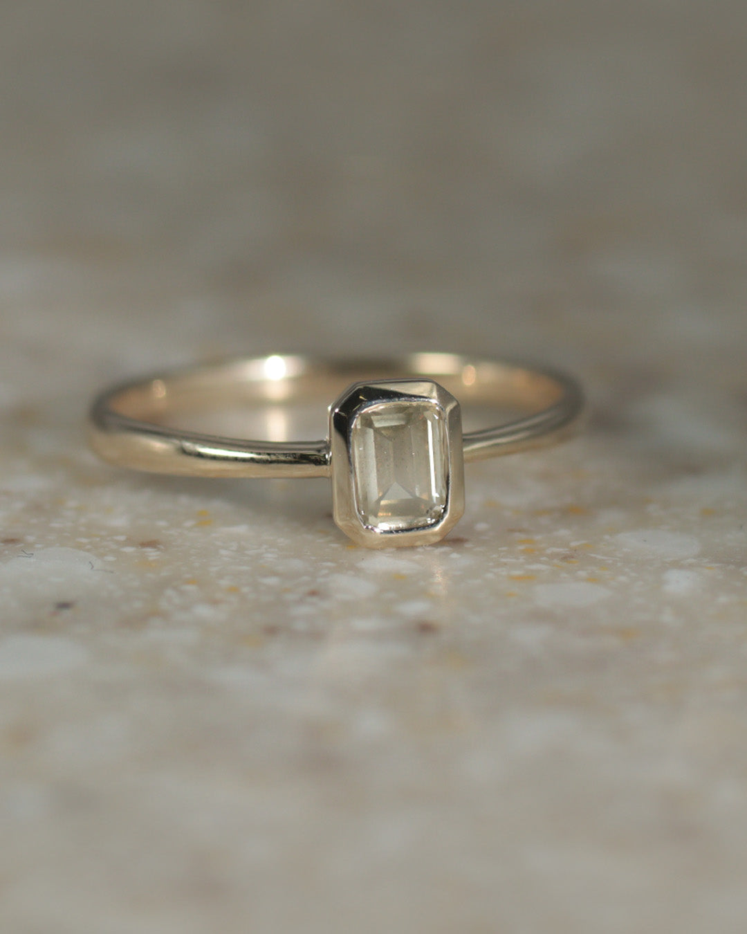 【1点物】K10 ナチュラルダイヤモンド エメラルドカット 覆輪 リング