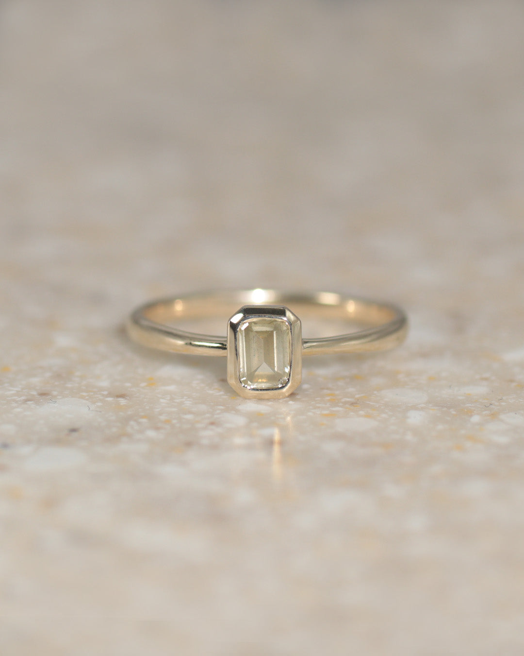 【1点物】K10 ナチュラルダイヤモンド エメラルドカット 覆輪 リング