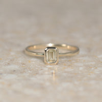 【1点物】K10 ナチュラルダイヤモンド エメラルドカット 覆輪 リング