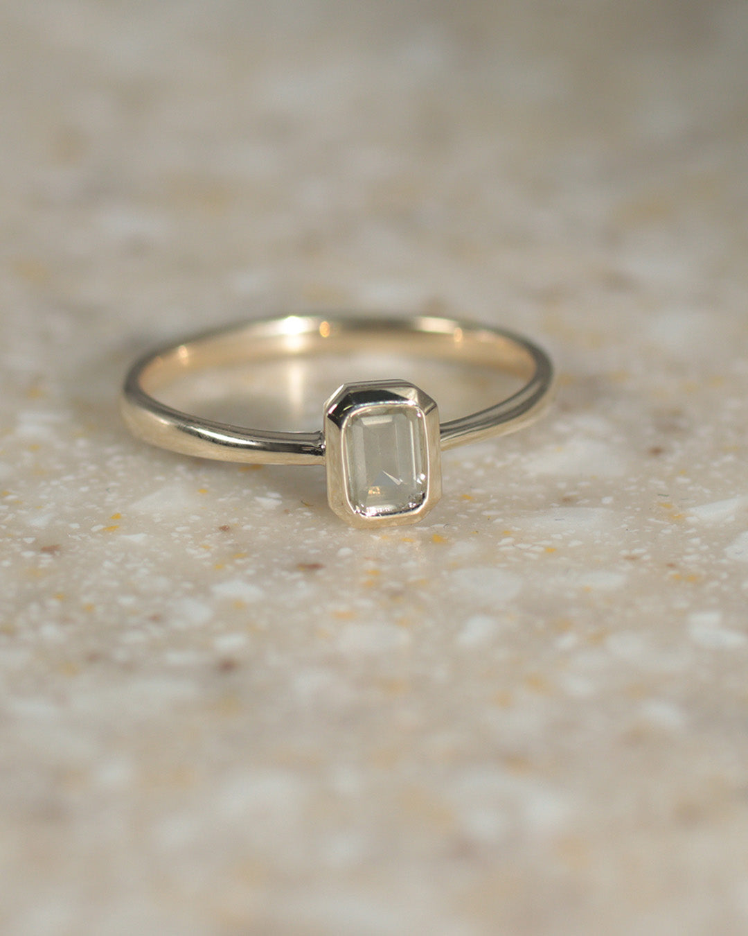 【1点物】K10 ナチュラルダイヤモンド エメラルドカット 覆輪 リング