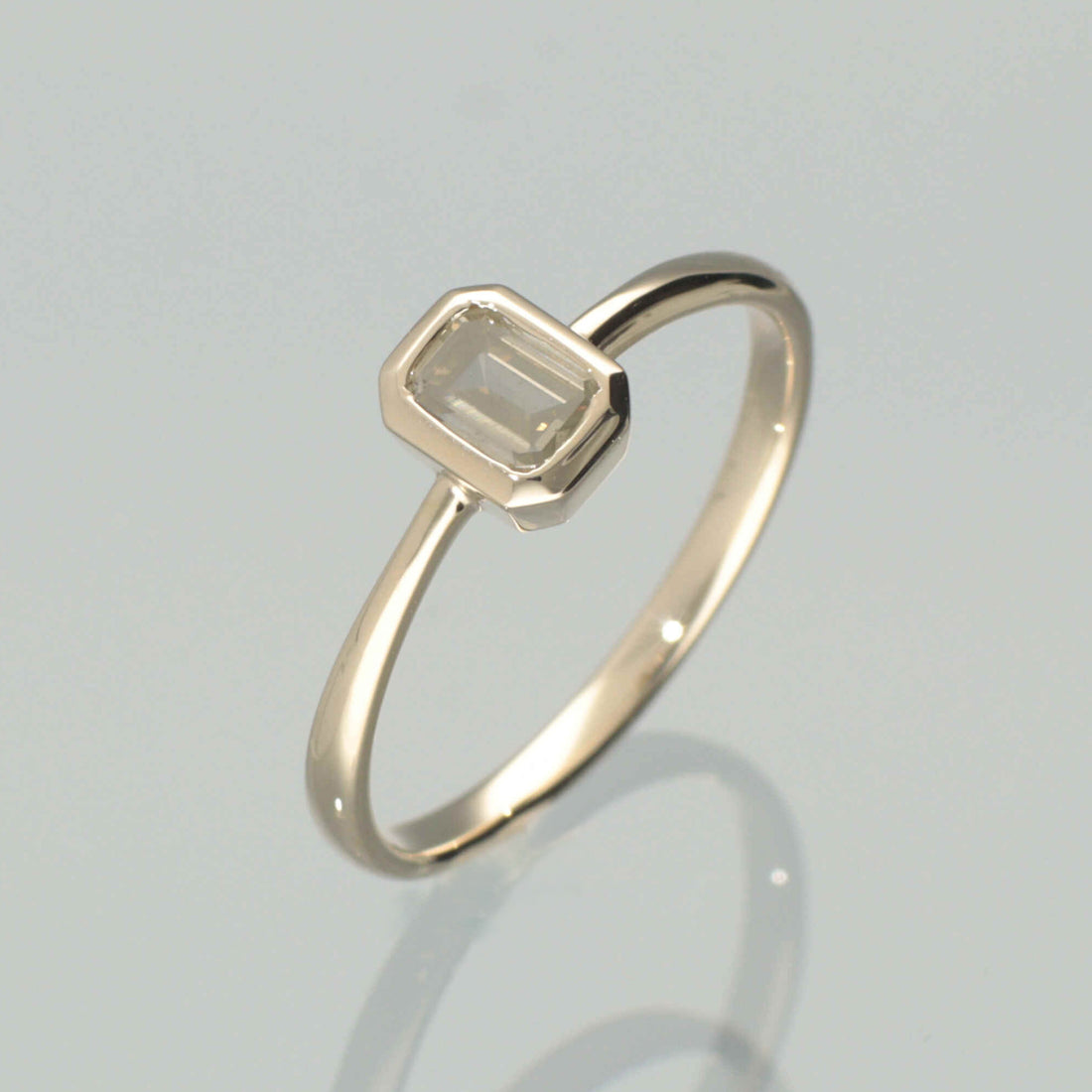 【1点物】K10 ナチュラルダイヤモンド エメラルドカット 覆輪 リング