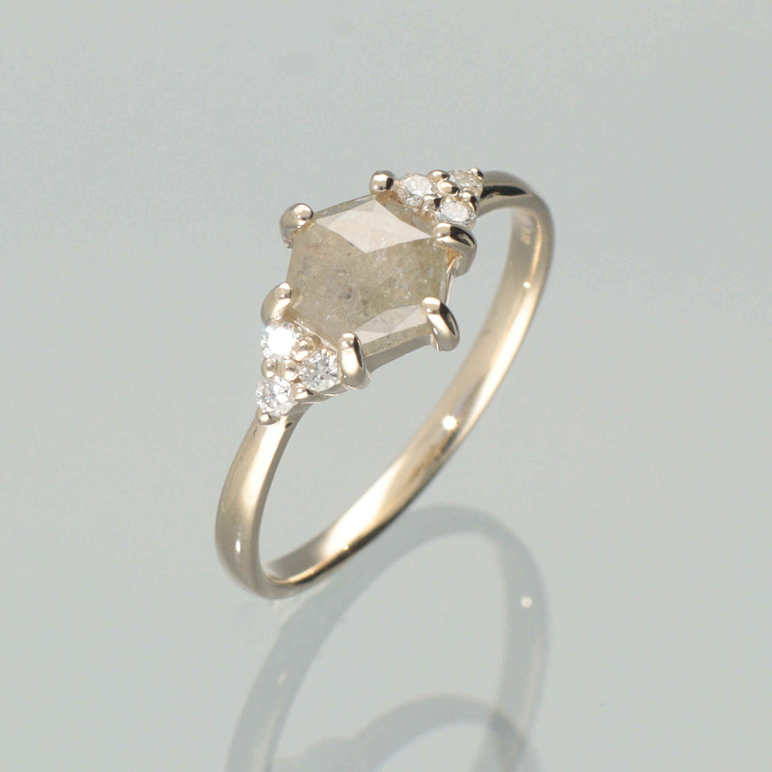 【1点物】K10 ナチュラルダイヤモンド ヘキサゴンカット サイドメレ リング