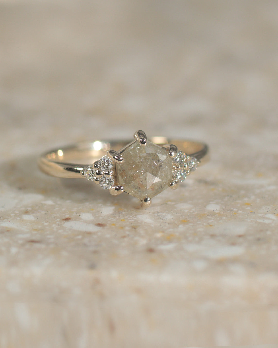 【1点物】K10 ナチュラルダイヤモンド ヘキサゴンカット サイドメレ リング