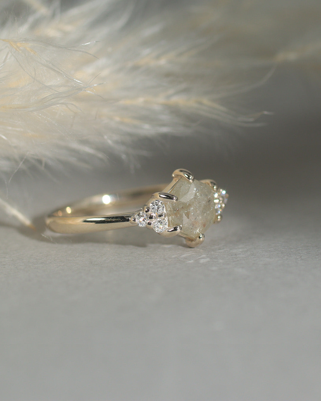 【1点物】K10 ナチュラルダイヤモンド ヘキサゴンカット サイドメレ リング