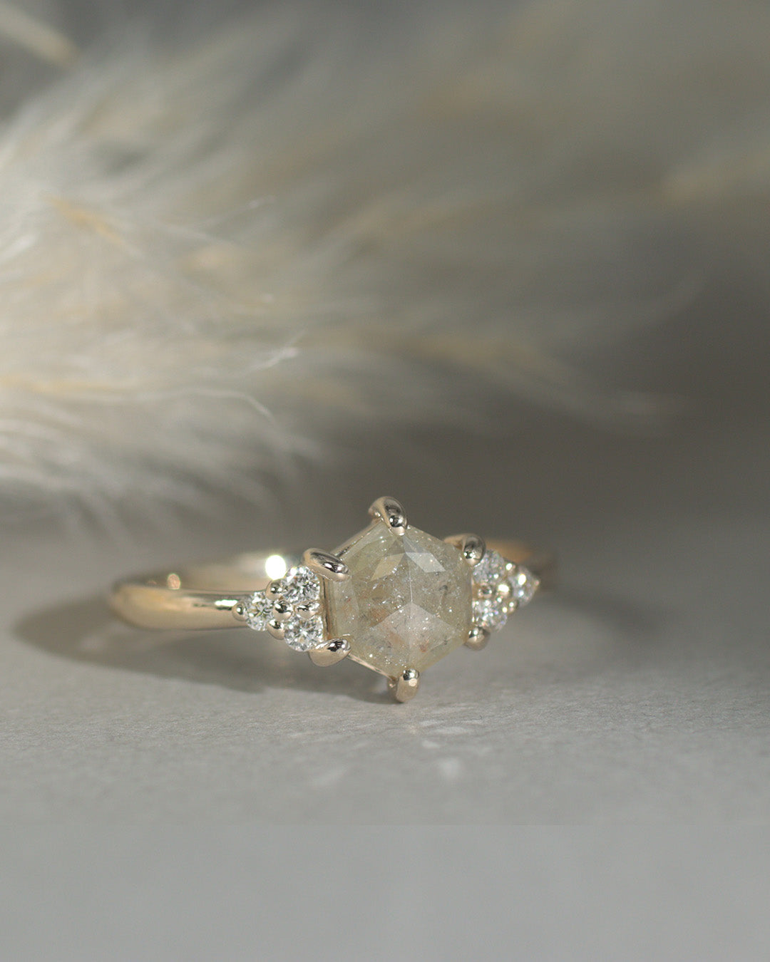 【1点物】K10 ナチュラルダイヤモンド ヘキサゴンカット サイドメレ リング