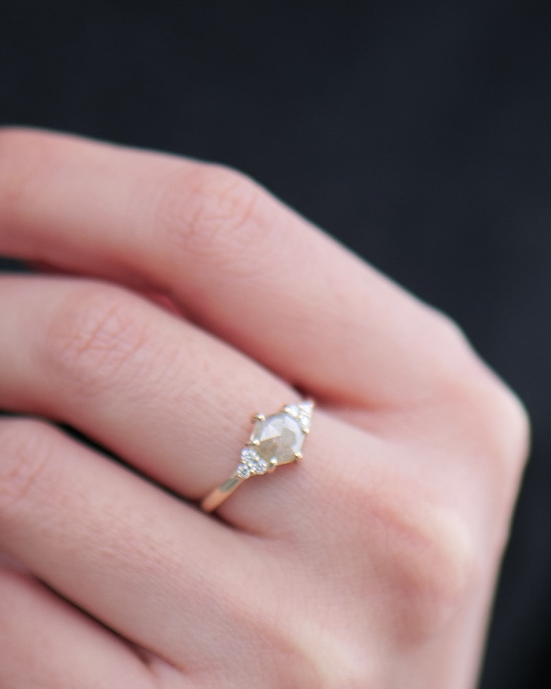 【1点物】K10 ナチュラルダイヤモンド ヘキサゴンカット サイドメレ リング