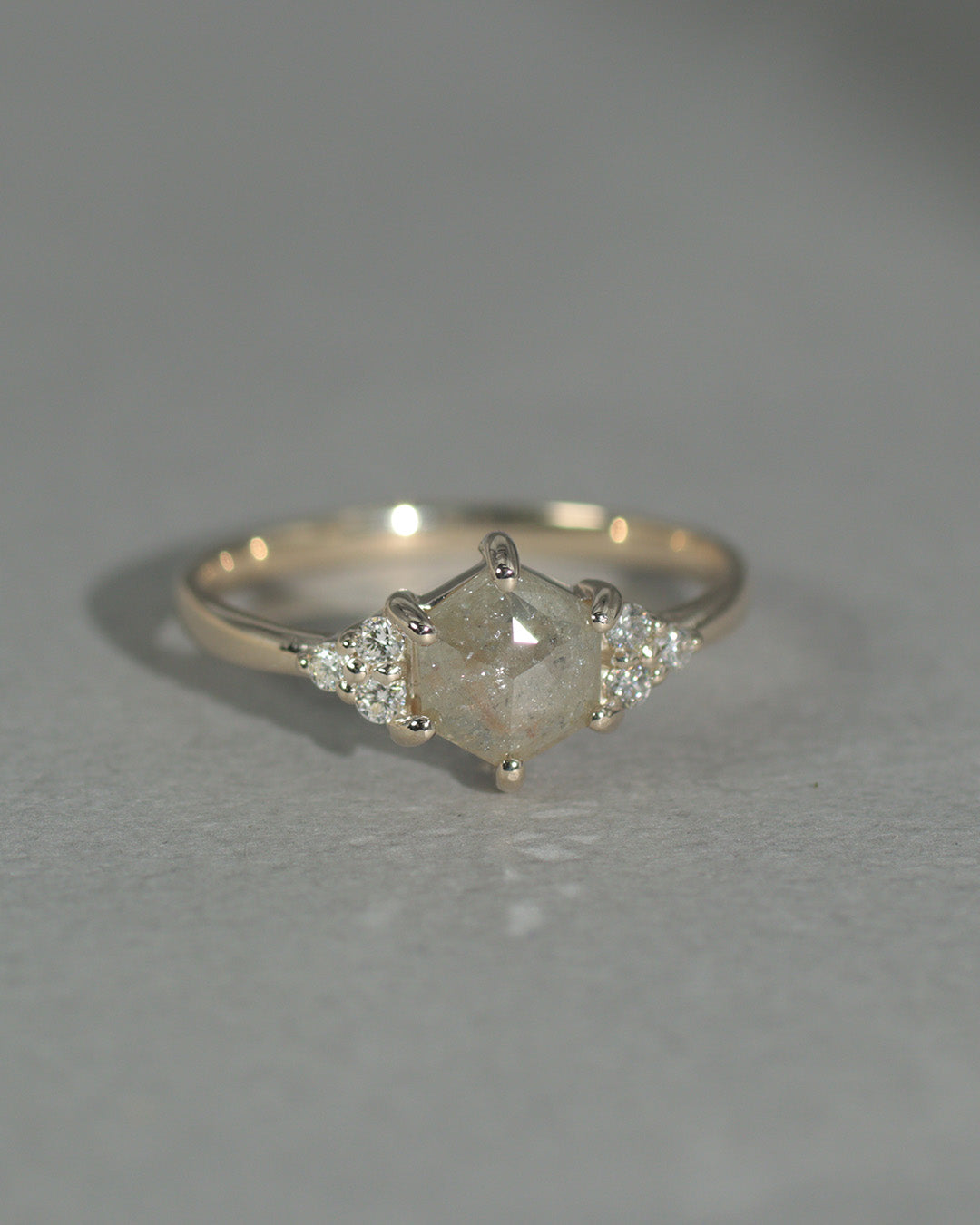 【1点物】K10 ナチュラルダイヤモンド ヘキサゴンカット サイドメレ リング