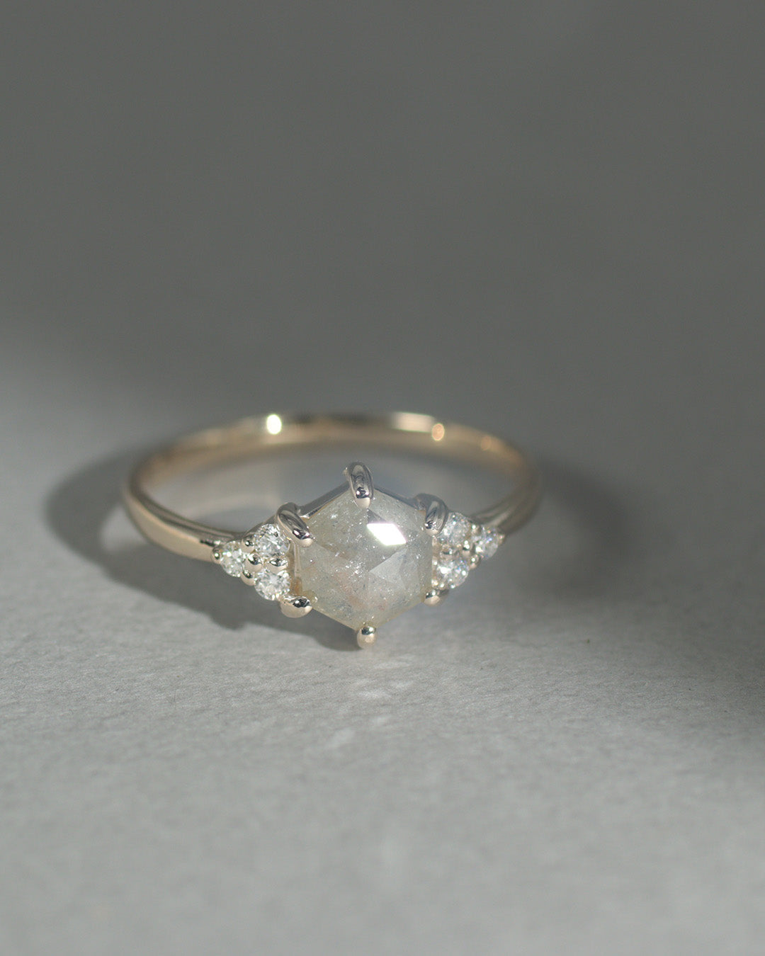 【1点物】K10 ナチュラルダイヤモンド ヘキサゴンカット サイドメレ リング