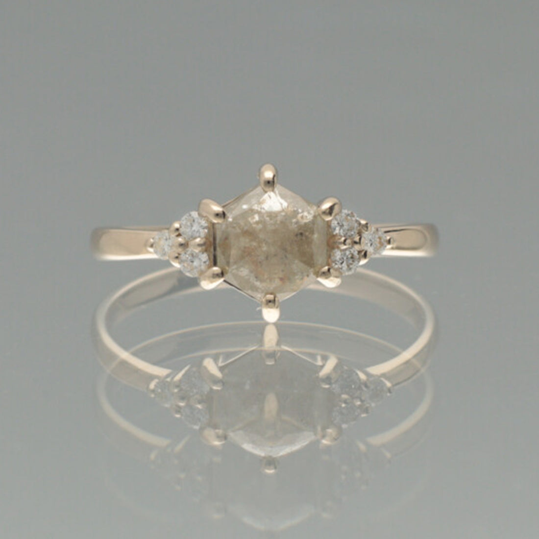 【1点物】K10 ナチュラルダイヤモンド ヘキサゴンカット サイドメレ リング