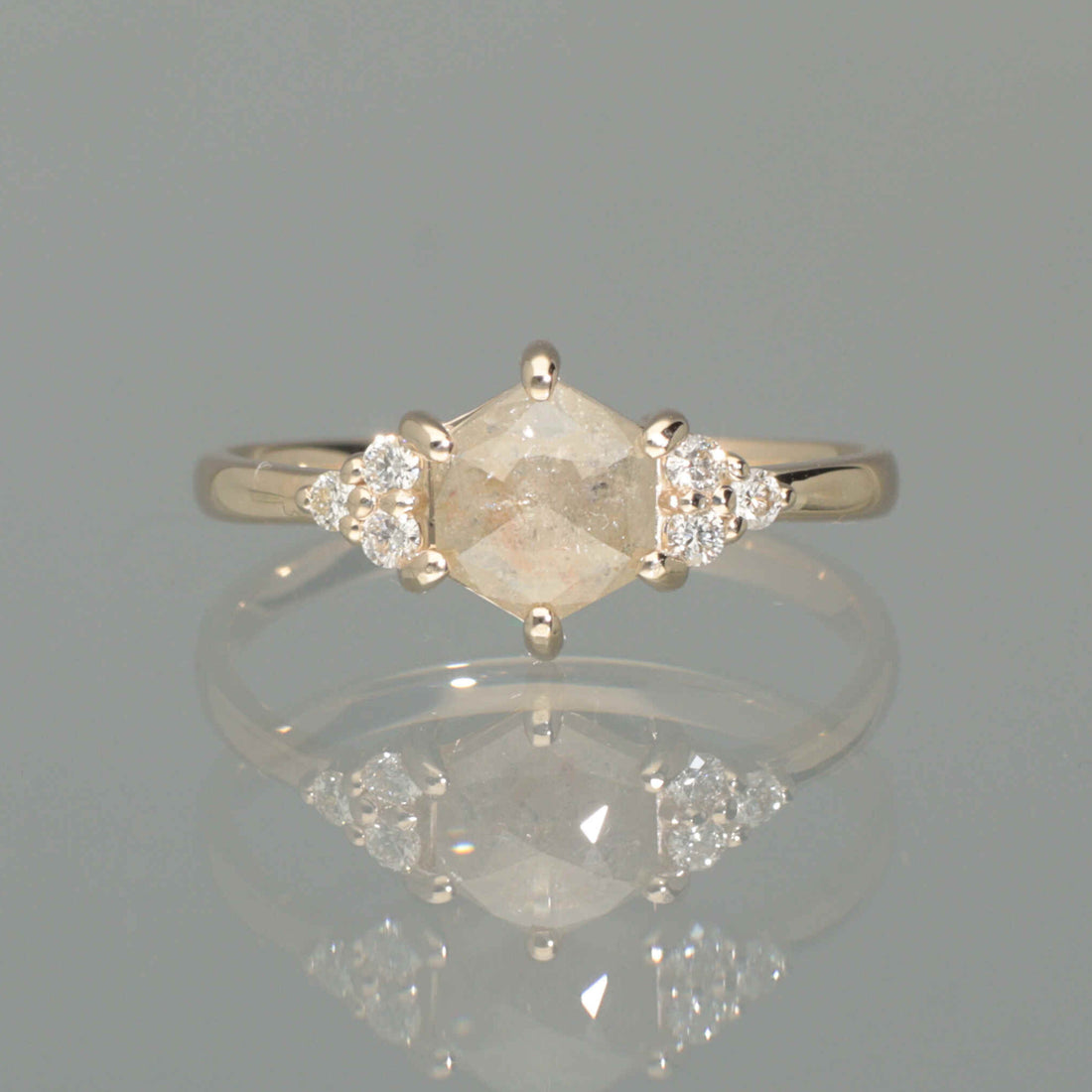 【1点物】K10 ナチュラルダイヤモンド ヘキサゴンカット サイドメレ リング