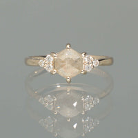 【1点物】K10 ナチュラルダイヤモンド ヘキサゴンカット サイドメレ リング