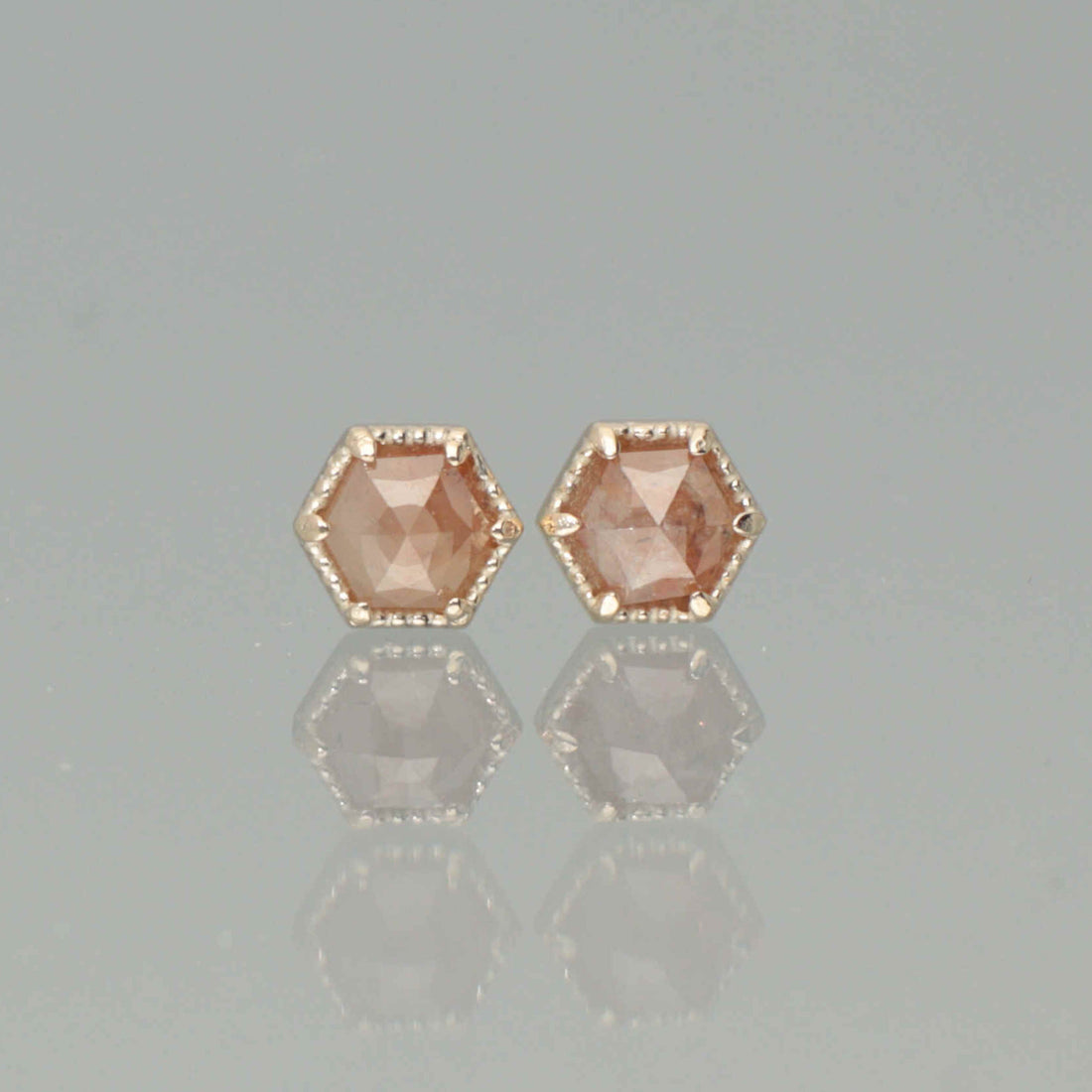 【1点物】K10 ナチュラルダイヤモンド ピンク ヘキサゴンカット ミル ピアス