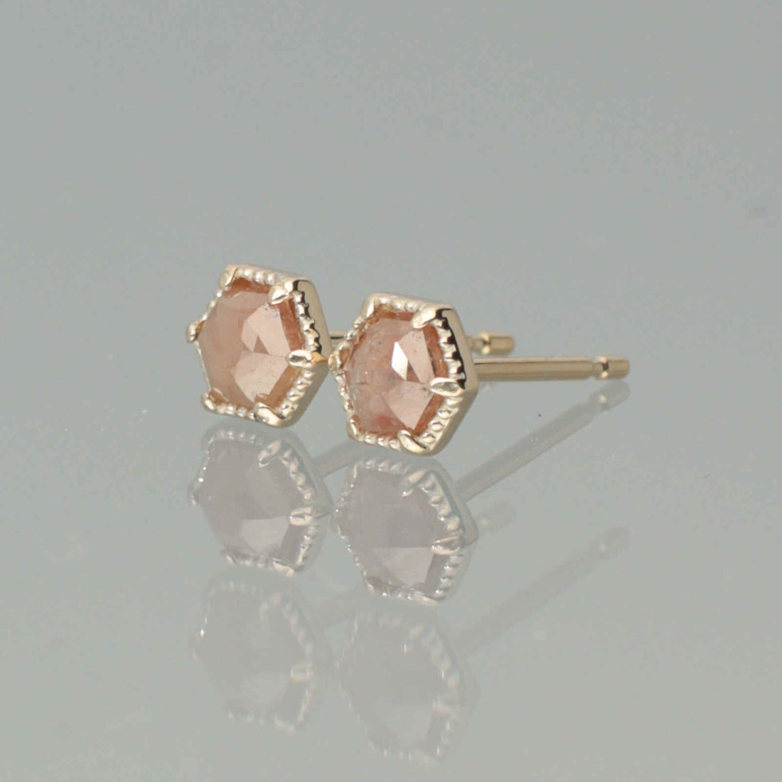 【1点物】K10 ナチュラルダイヤモンド ピンク ヘキサゴンカット ミル ピアス