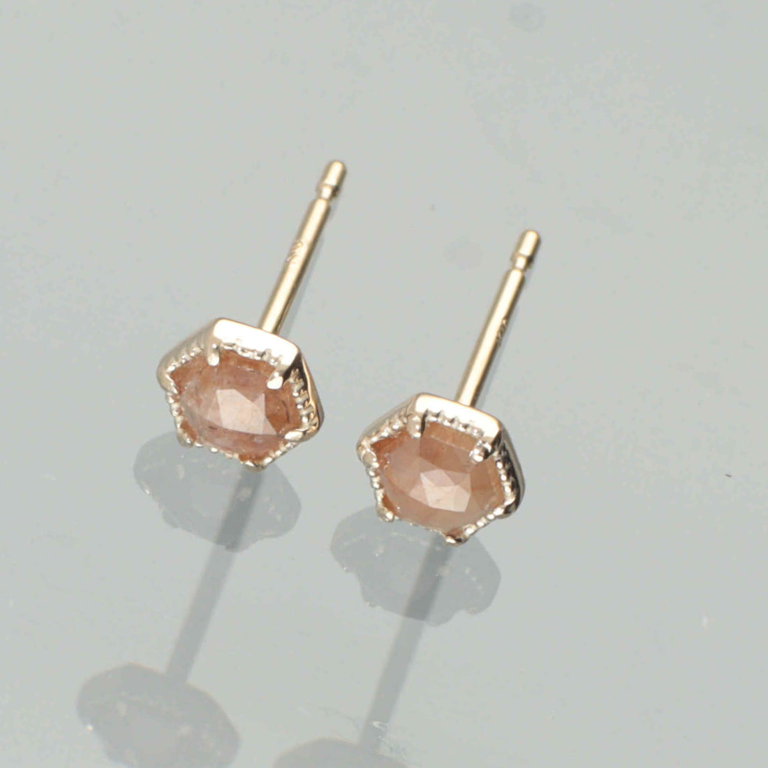 【1点物】K10 ナチュラルダイヤモンド ピンク ヘキサゴンカット ミル ピアス