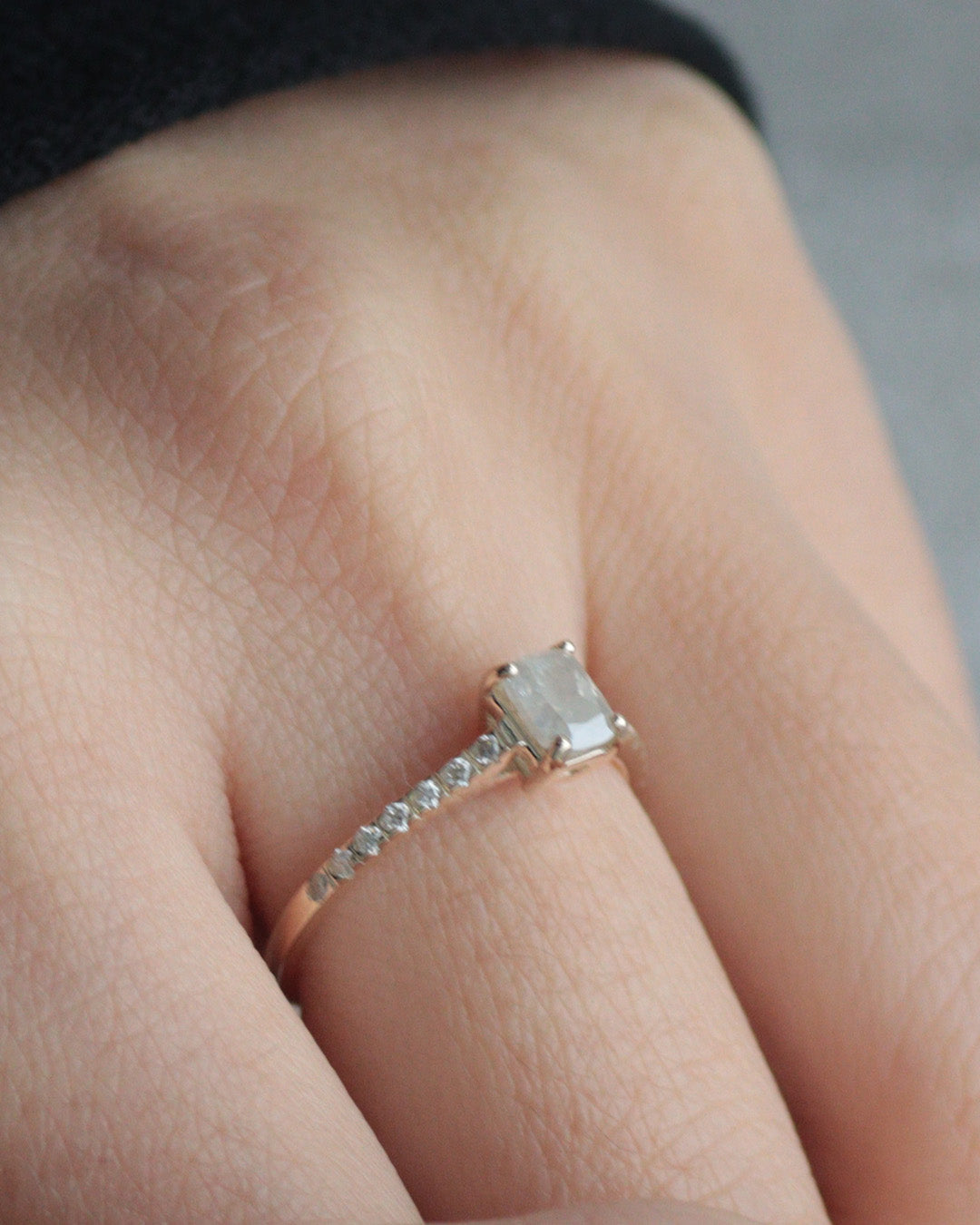 【1点物】K10 ナチュラルダイヤモンド エメラルドカット サイドメレ リング