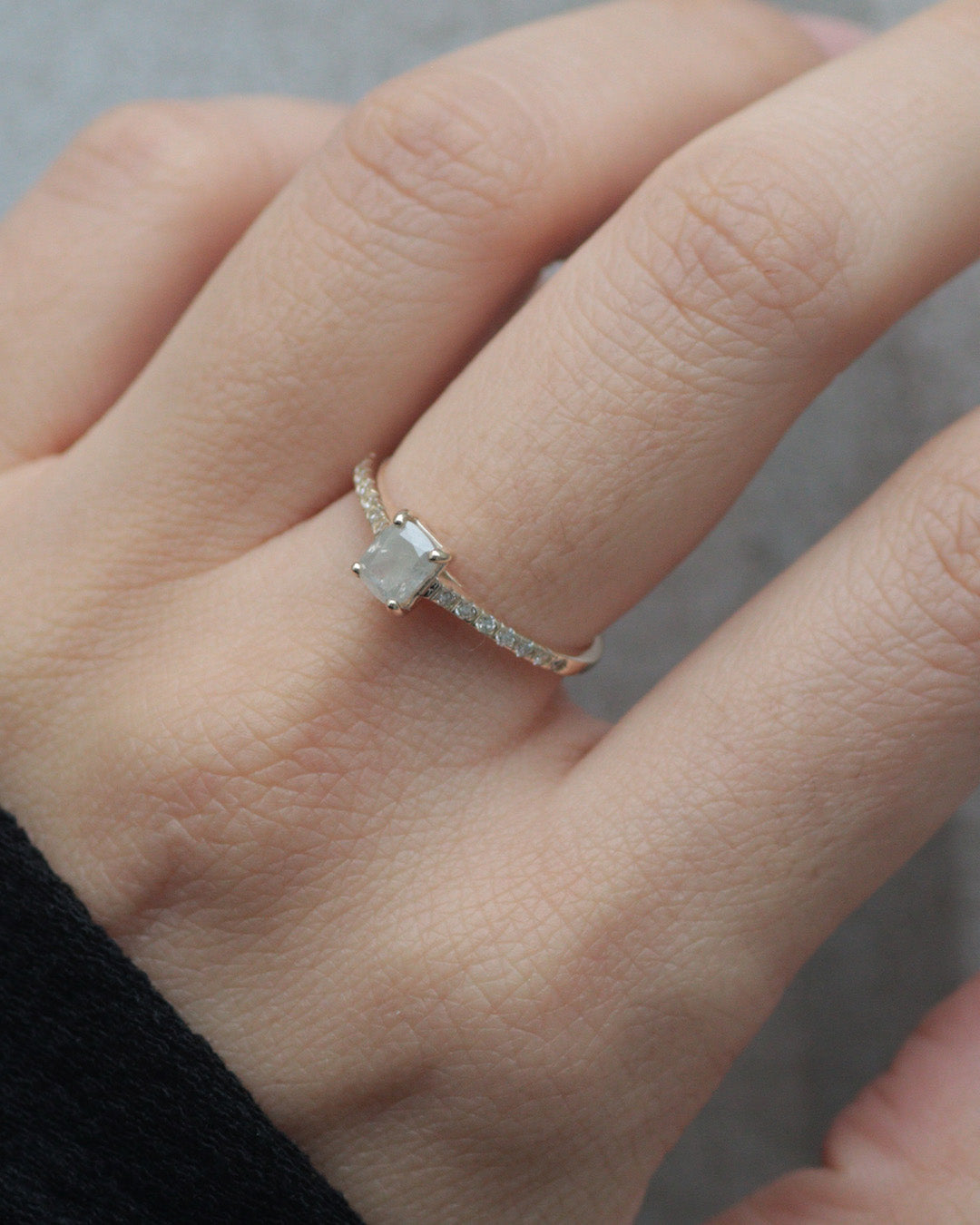 【1点物】K10 ナチュラルダイヤモンド エメラルドカット サイドメレ リング