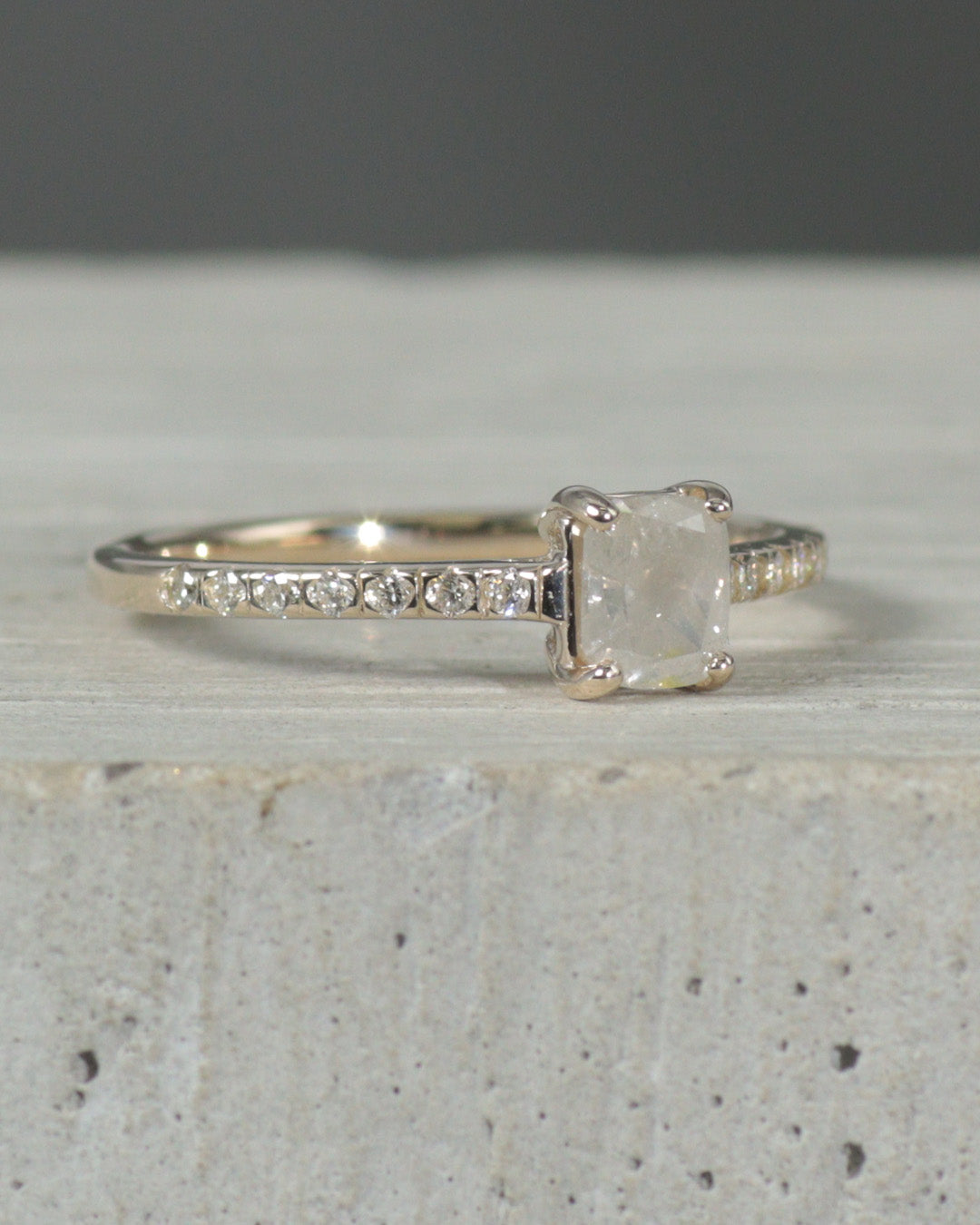 【1点物】K10 ナチュラルダイヤモンド エメラルドカット サイドメレ リング