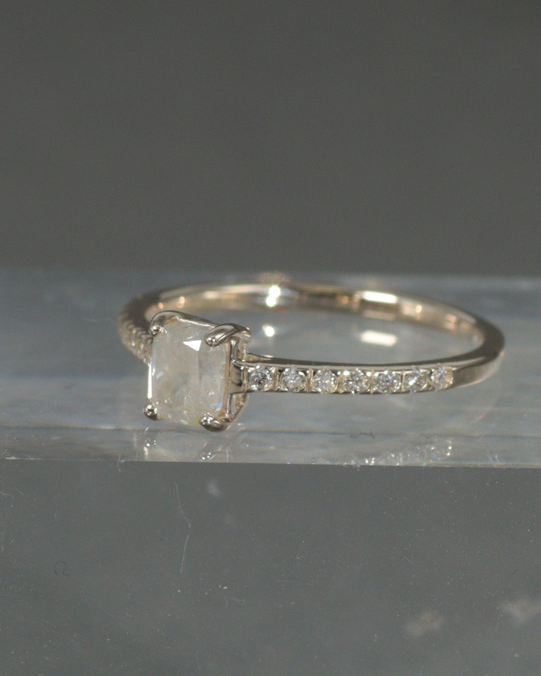 【1点物】K10 ナチュラルダイヤモンド エメラルドカット サイドメレ リング