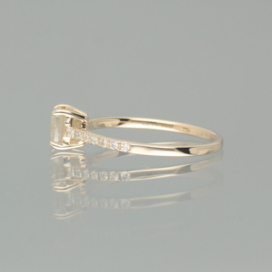 【1点物】K10 ナチュラルダイヤモンド エメラルドカット サイドメレ リング