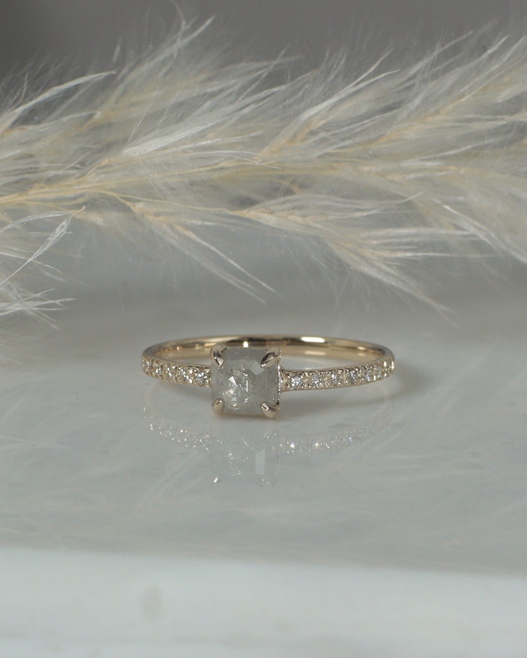 【1点物】K10 ナチュラルダイヤモンド シュガーローフカット サイドメレ リング