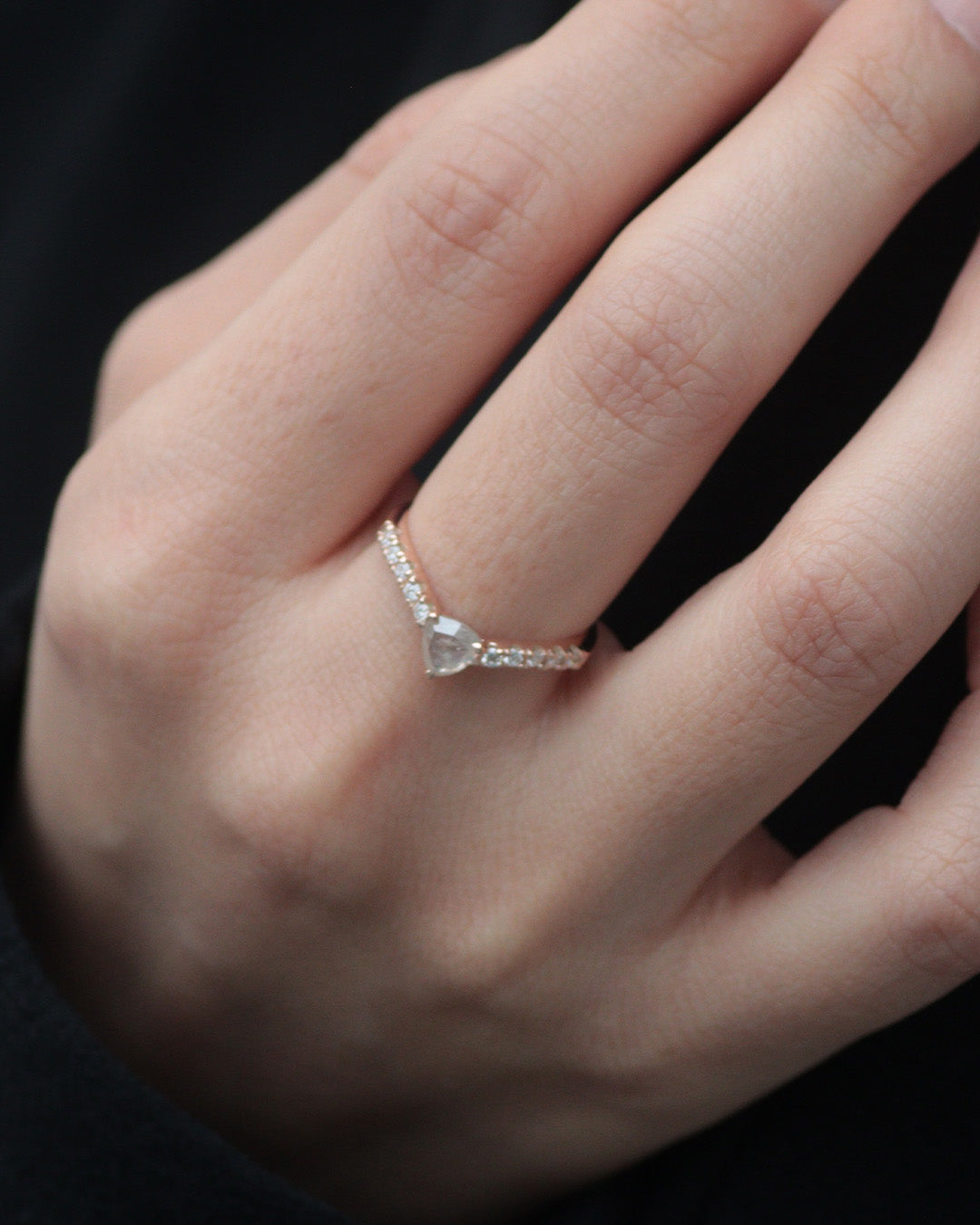 【1点物】K10 ナチュラルダイヤモンド トライアングルカット サイドメレ リング