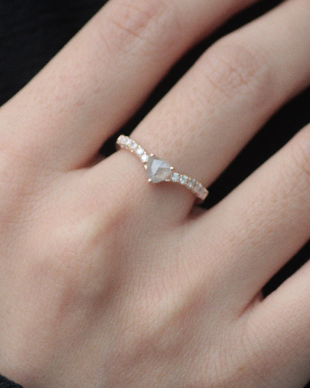 【1点物】K10 ナチュラルダイヤモンド トライアングルカット サイドメレ リング