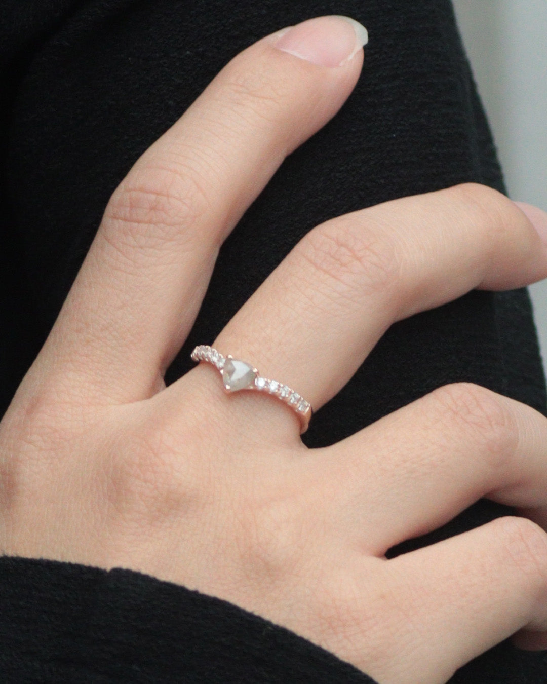 【1点物】K10 ナチュラルダイヤモンド トライアングルカット サイドメレ リング