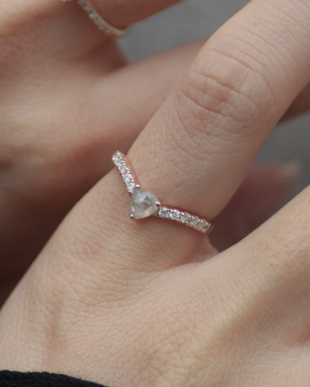 【1点物】K10 ナチュラルダイヤモンド トライアングルカット サイドメレ リング