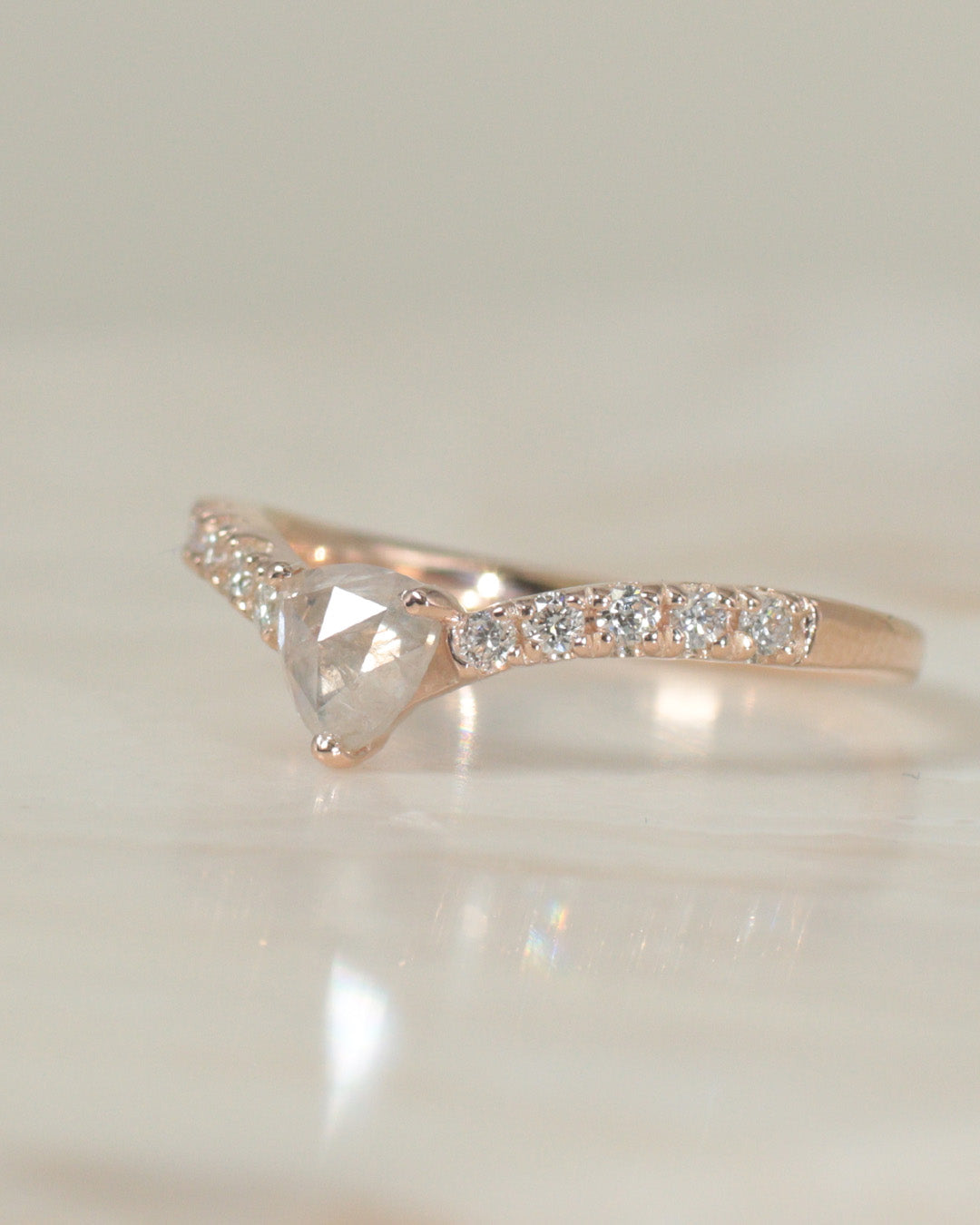 【1点物】K10 ナチュラルダイヤモンド トライアングルカット サイドメレ リング