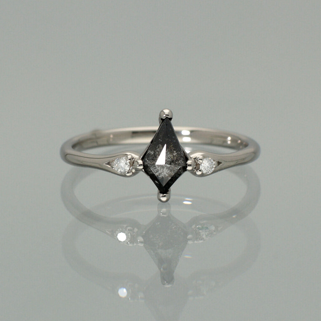【1点物】PT900 ナチュラルダイヤモンド0.44ct ペッパーカイトカット サイドメレ リング