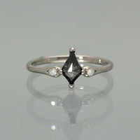 【1点物】PT900 ナチュラルダイヤモンド0.44ct ペッパーカイトカット サイドメレ リング